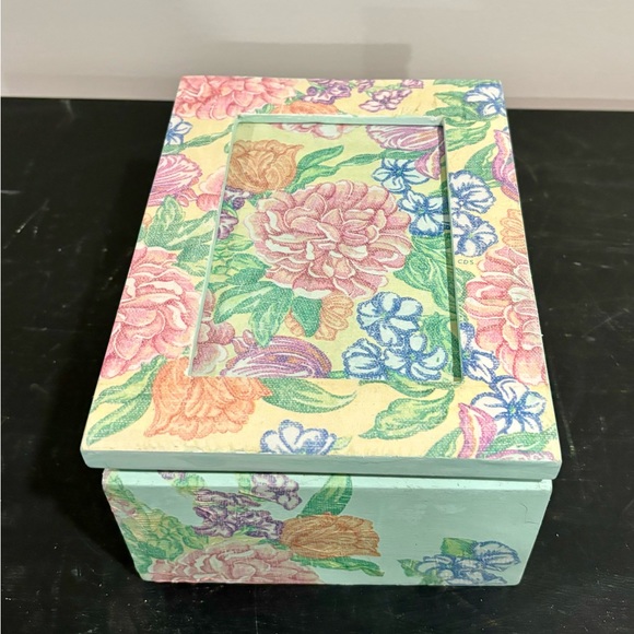 Light Green Floral Painted Vintage Jewelry Box - Picture 10 of 13